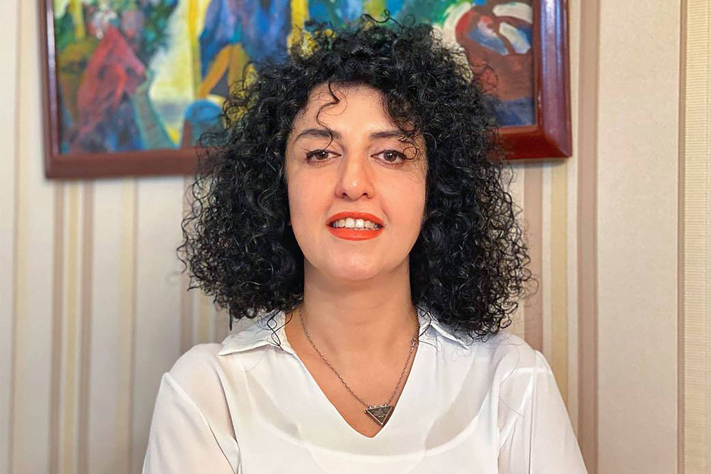 Ativista Narges Mohammadi foi condenada a seis anos de prisão acusada de conluio para cometer crimes, disse advogado - AFP - 2.out.2023