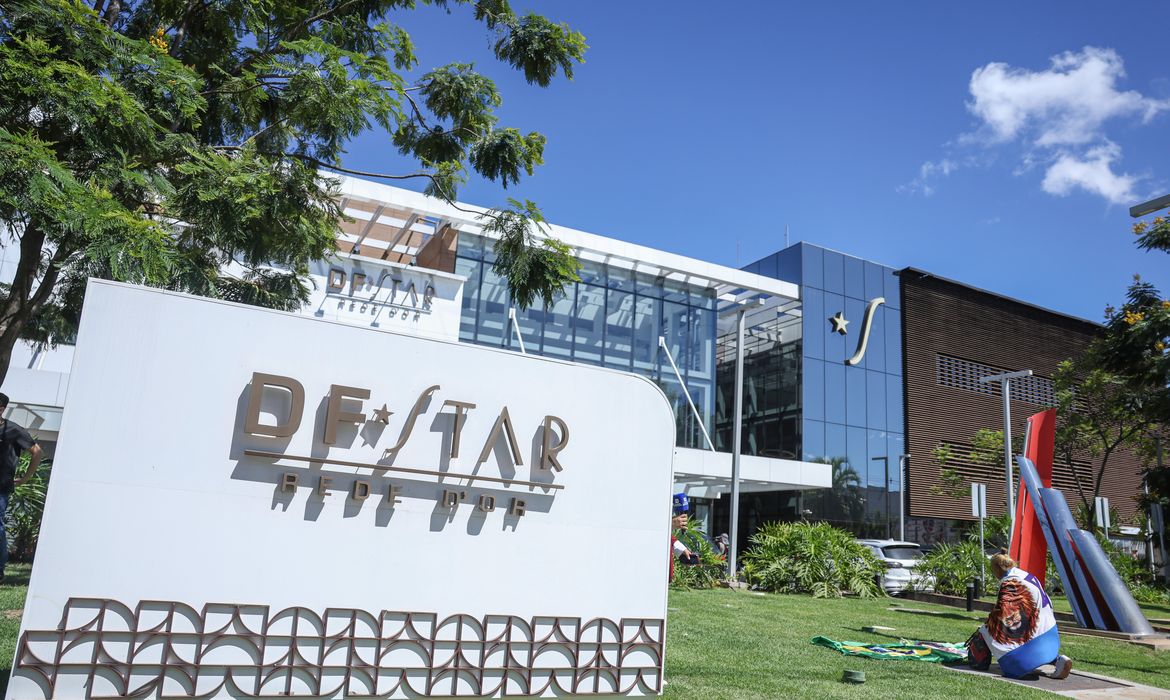 uma cirurgia no ombro, no Hospital DF Star, em Brasília (DF). E boletim médico d