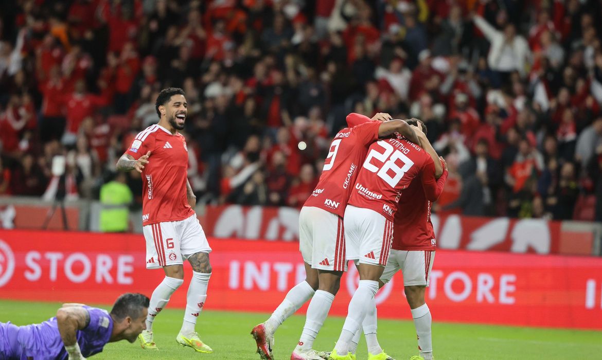 to Alegre. O argentino Bernabei abriu o placar no primeiro tempo e Alerrandro am