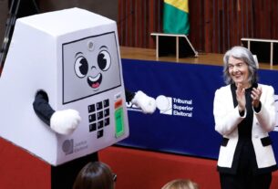 feira, o TSE lançou a mascote Pilili. Ao lado, a ministra Cármen Lúcia, a mesma que falou em censura "até as eleições" e criticou "200 milhões de tiranos" nas redes. (Foto: Alejand