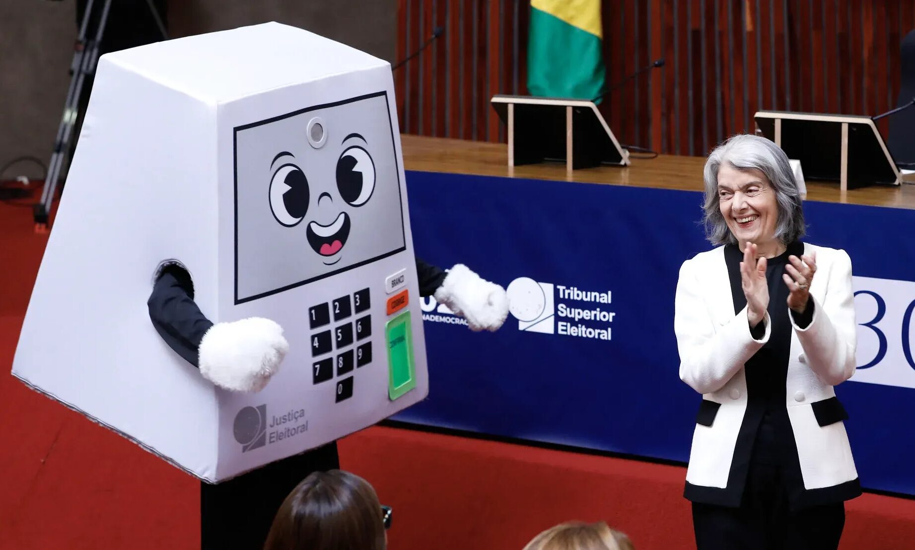 feira, o TSE lançou a mascote Pilili. Ao lado, a ministra Cármen Lúcia, a mesma que falou em censura "até as eleições" e criticou "200 milhões de tiranos" nas redes. (Foto: Alejand