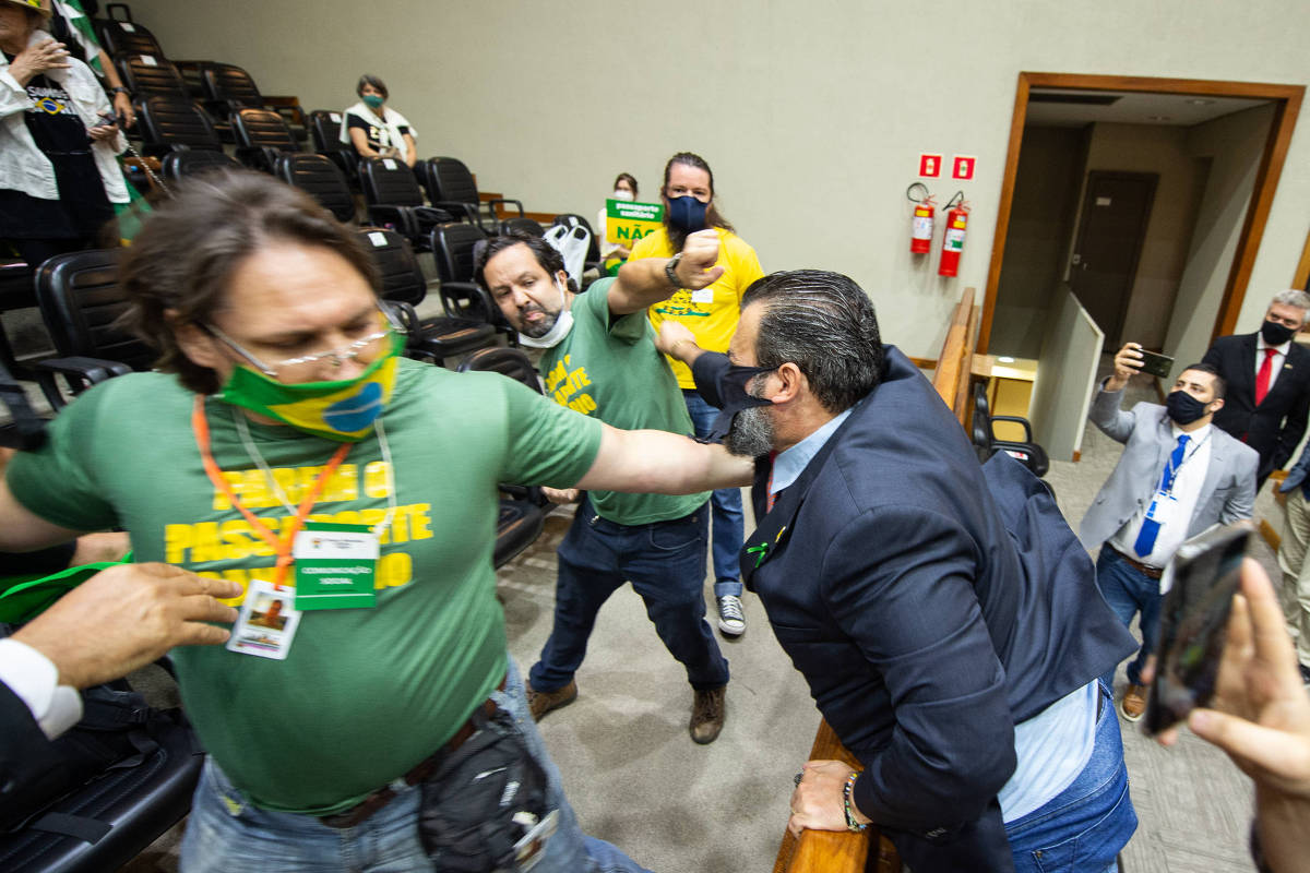 Manifestantes contra a vacina confrontam vereadores na Câmara Municipal de Porto Alegre, durante votação do passaporte sanitário, em 2021