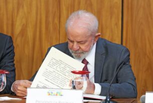 que a previsão de regulamentação genericamente atribuída ao Poder Público promov
