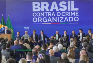 ais, bem como na reforma de estabelecimentos penais, bloqueadores de sinal, equi