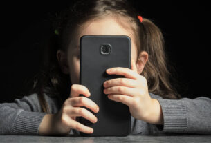 Crianças hoje tem livre acesso a conteúdos por streaming no celular e computador - Roman - stock.adobe.com