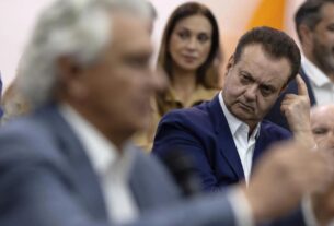 Gilberto Kassab olhando para Ronaldo Caiado