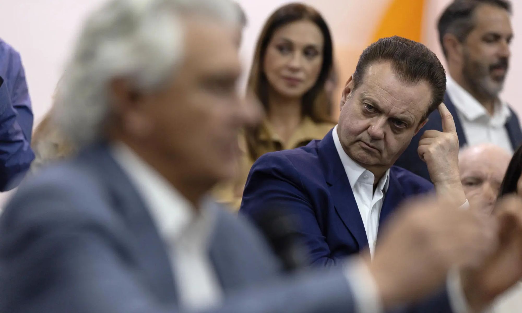 Gilberto Kassab olhando para Ronaldo Caiado
