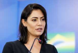Michelle Bolsonaro negou nas redes sociais a existência de um grupo político ligado a ela contra a pré-candidatura de Flávio Bolsonaro.