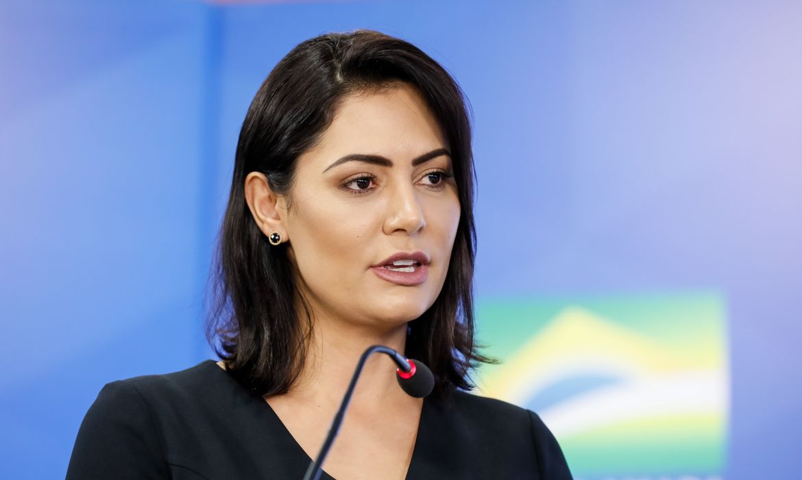 Michelle Bolsonaro negou nas redes sociais a existência de um grupo político ligado a ela contra a pré-candidatura de Flávio Bolsonaro.