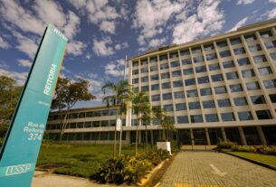 Professores da USP entram em greve por reajuste e contra "criminalização" de alunos