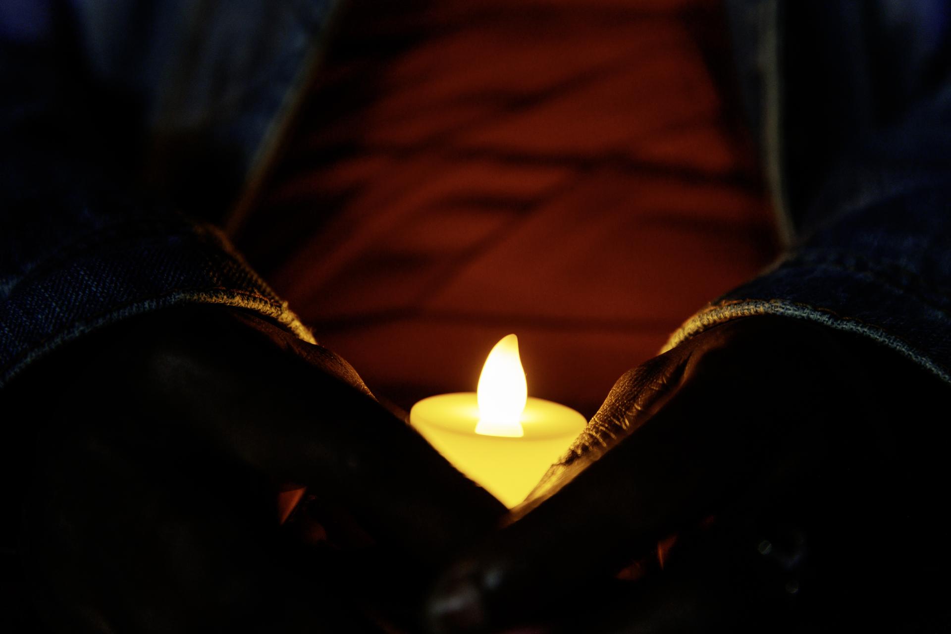 Imagem de uma vela e luto: padre faleceu aos 110 anos