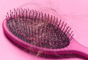 Escova com fios de cabelo indicando queda capilar; equipe de pesquisadores afirma ter conseguido recriar, em camundongos, o ciclo completo de crescimento do cabelo - Getty Images