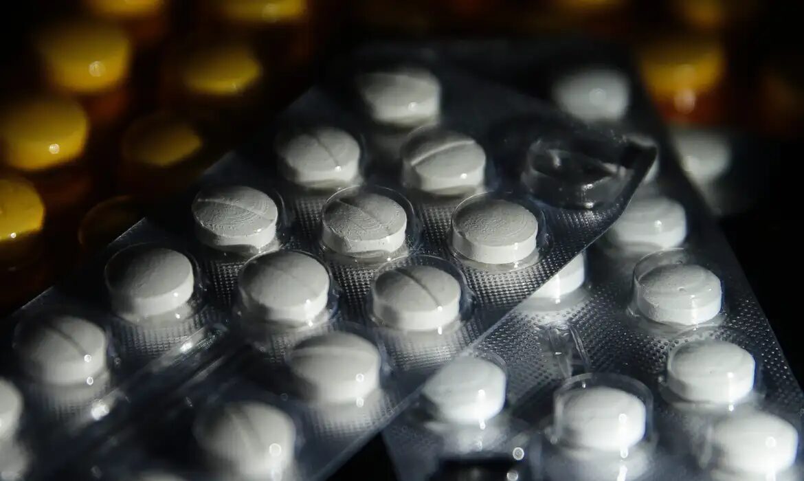 Levantamento aponta atrasos prolongados na entrega de medicamentos do SUS.