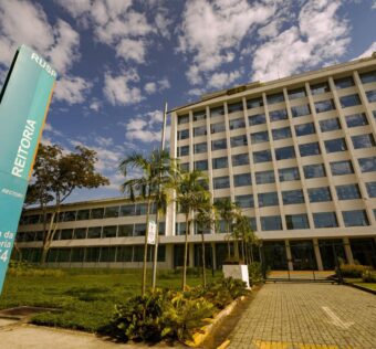 Alunos da USP aprovam fim da greve após quase dois meses