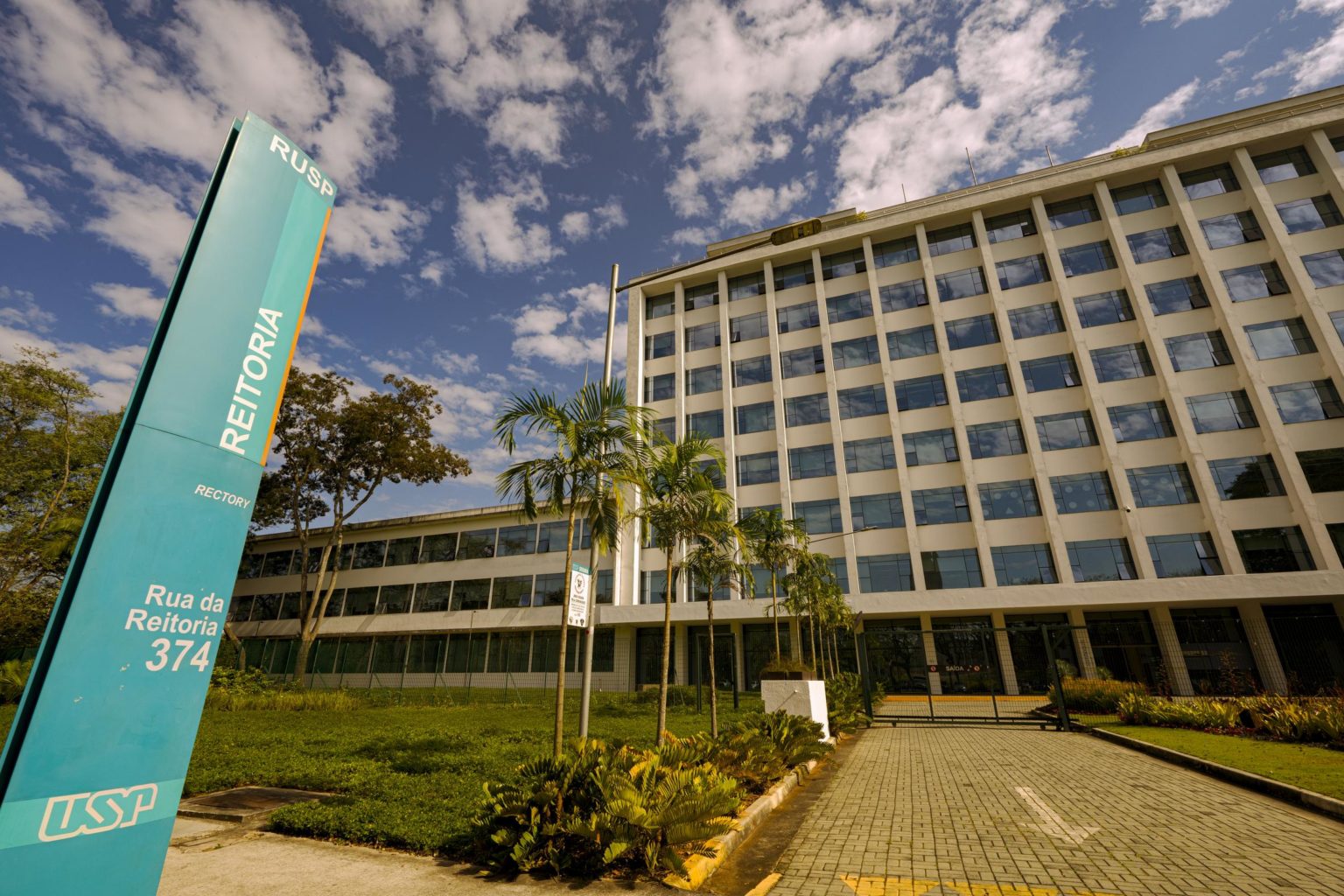 Alunos da USP aprovam fim da greve após quase dois meses
