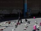 Homenagem em Teerã às vítimas do ataque americano à escola em Minab reúne calçados das meninas mortas no local - AFP