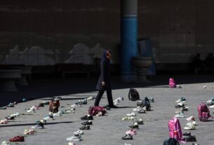 Homenagem em Teerã às vítimas do ataque americano à escola em Minab reúne calçados das meninas mortas no local - AFP