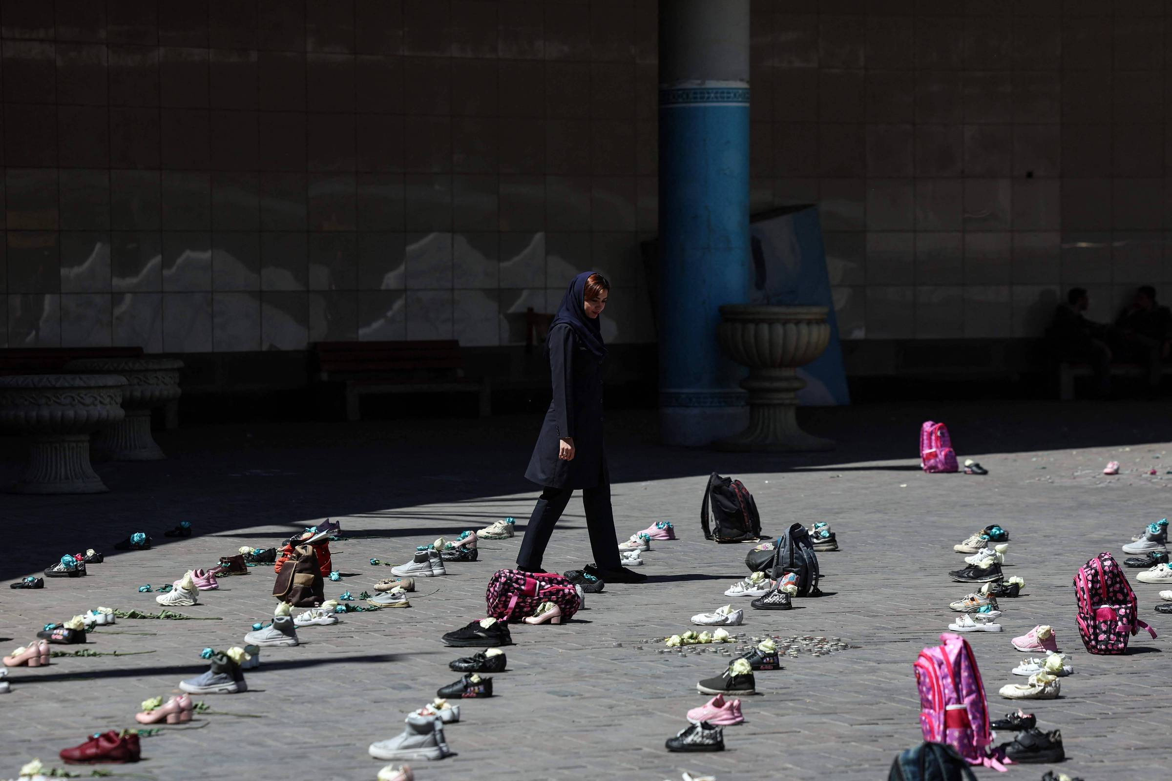 Homenagem em Teerã às vítimas do ataque americano à escola em Minab reúne calçados das meninas mortas no local - AFP