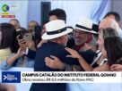 Lula abraça Delúbio Soares (também de chapéu) durante evento em Catalão (GO). (Foto: Reprodução/YouTube/Canal Gov/@canalgov