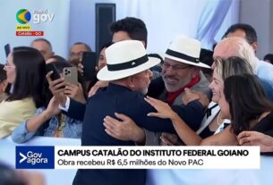 Lula abraça Delúbio Soares (também de chapéu) durante evento em Catalão (GO). (Foto: Reprodução/YouTube/Canal Gov/@canalgov
