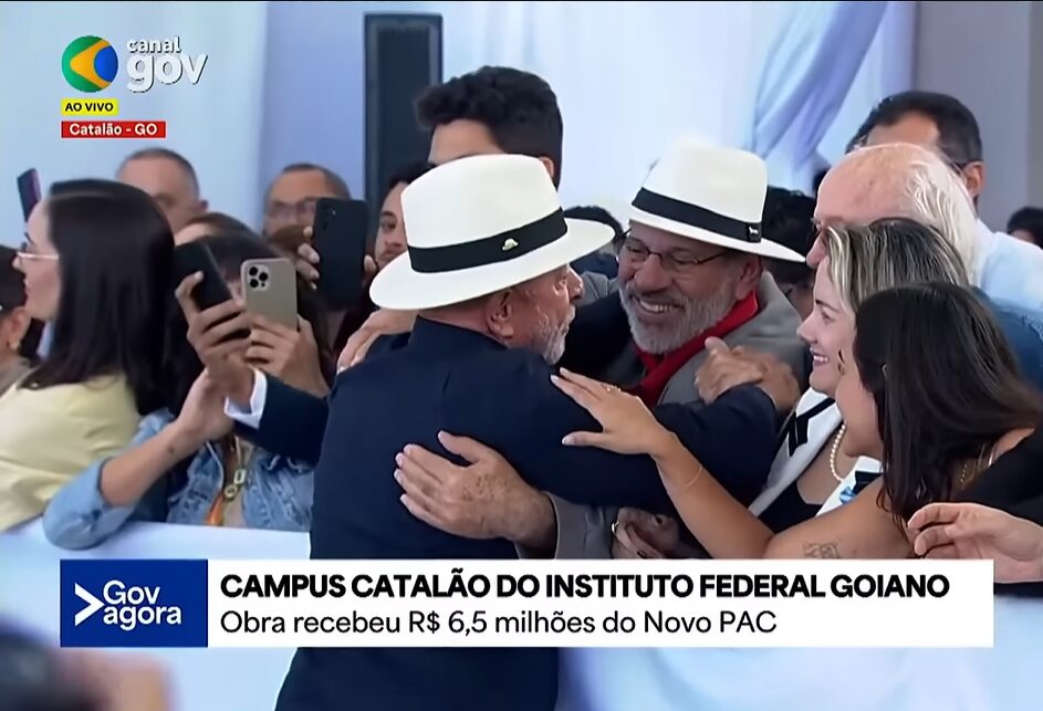 Lula abraça Delúbio Soares (também de chapéu) durante evento em Catalão (GO). (Foto: Reprodução/YouTube/Canal Gov/@canalgov