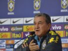 Equipe técnica dá coletiva no centro de mídia na Granja Comary. Na foto, o coordenador técnico, Carlos Alberto Parreira (Tomaz Silva/Agência Brasil