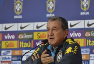 Equipe técnica dá coletiva no centro de mídia na Granja Comary. Na foto, o coordenador técnico, Carlos Alberto Parreira (Tomaz Silva/Agência Brasil
