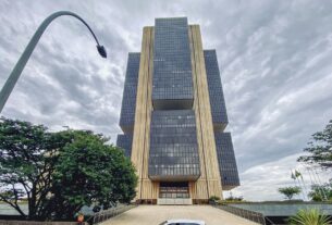 Relatório de política monetária reforça opção por redução cautelosa na taxa básica de juros.