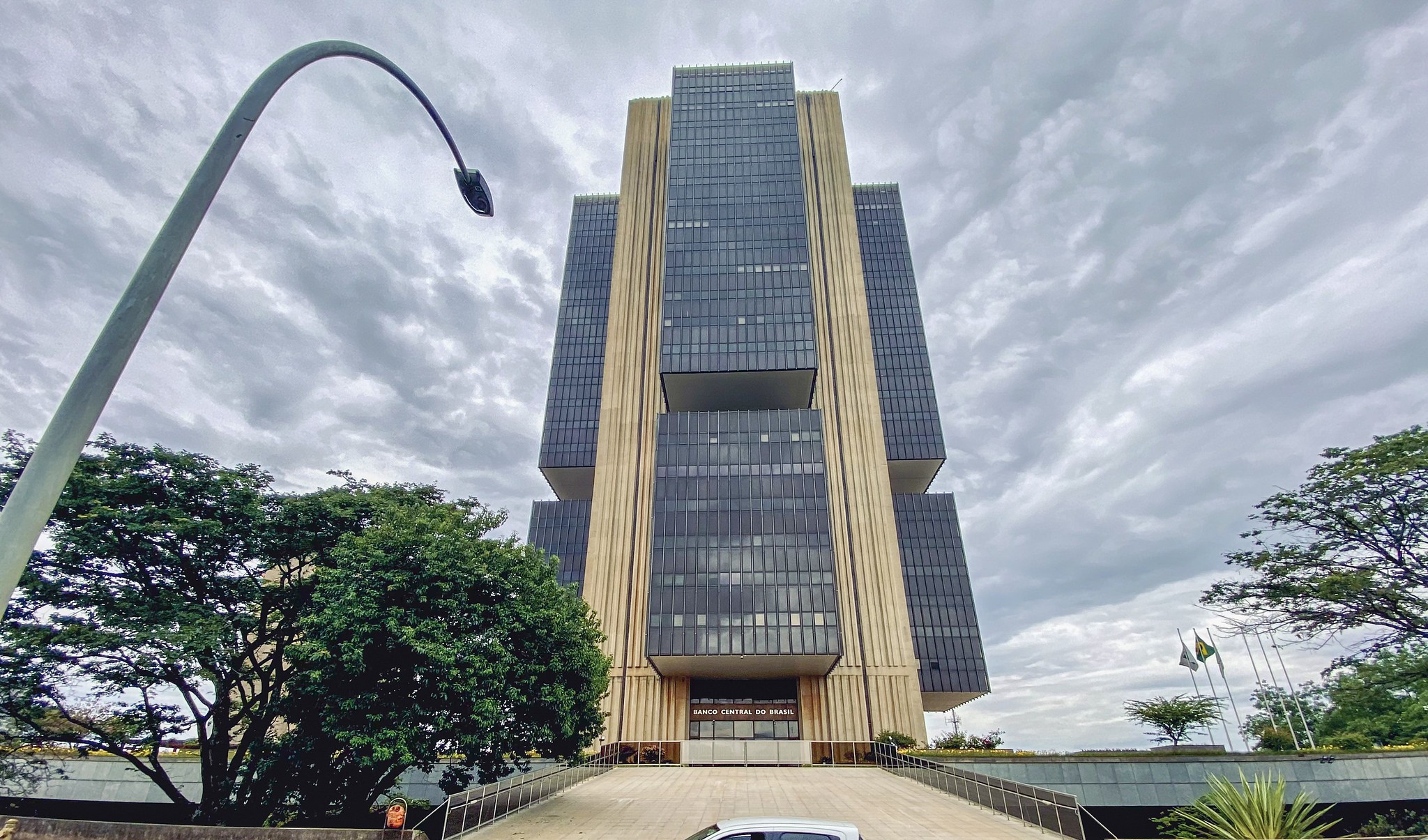 Relatório de política monetária reforça opção por redução cautelosa na taxa básica de juros.