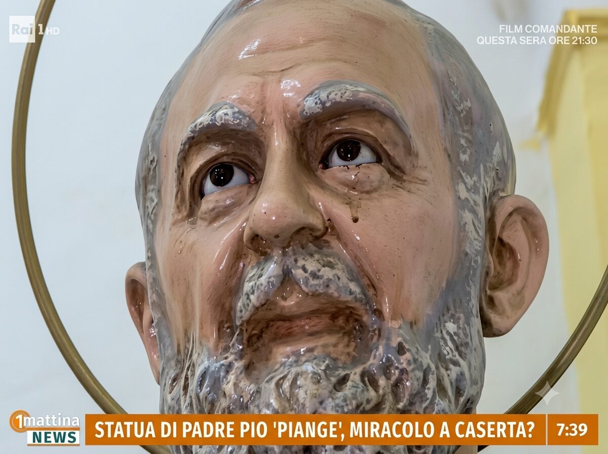 Estátua de São Padre Pio aparentemente apresentou uma lágrima de sangue escorrendo pelo rosto (Foto: Reprodução/https://www.youtube.com/@rai