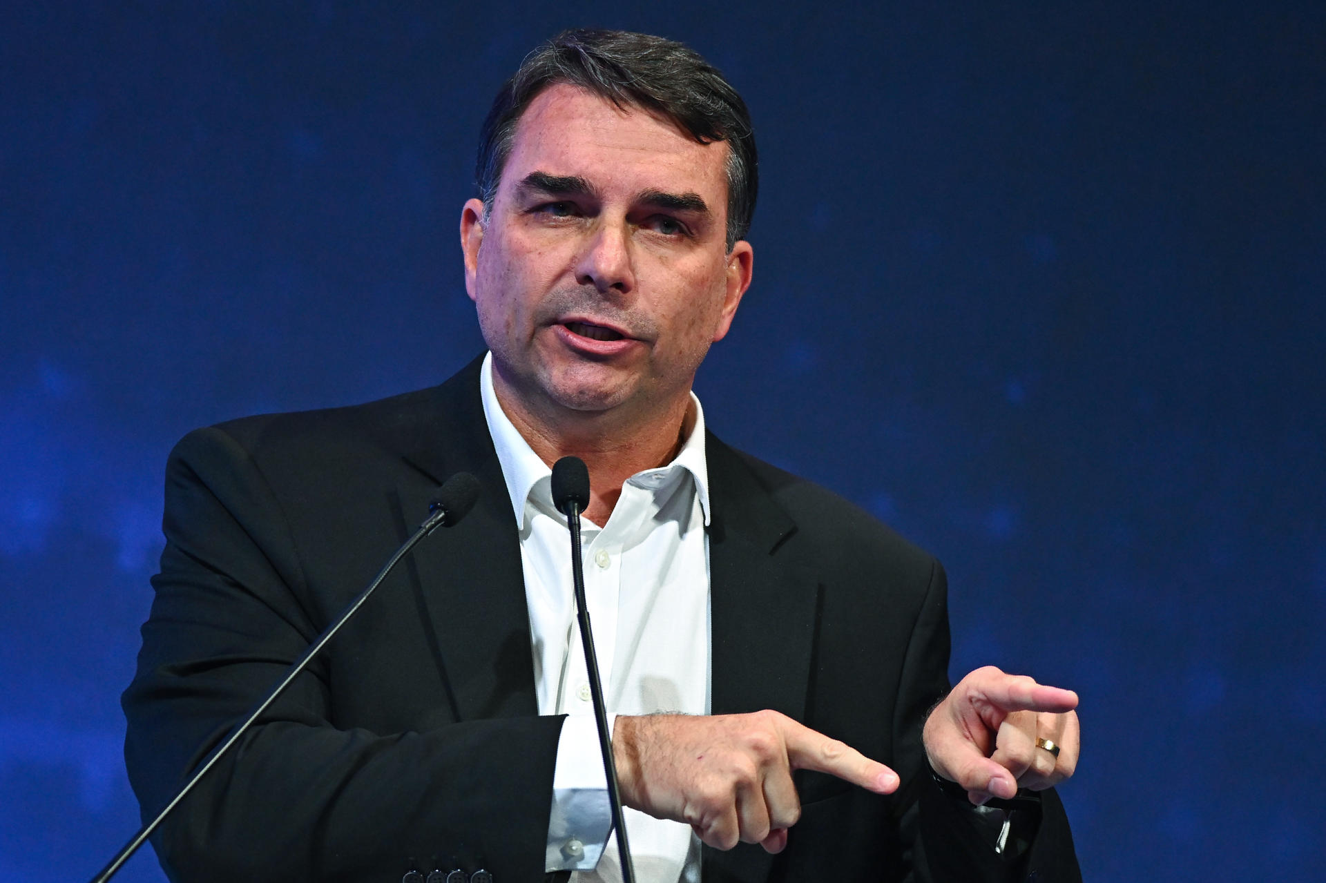 PF concluiu que senador cometeu crime de calúnia em postagem sobre relação entre Lula e Maduro.