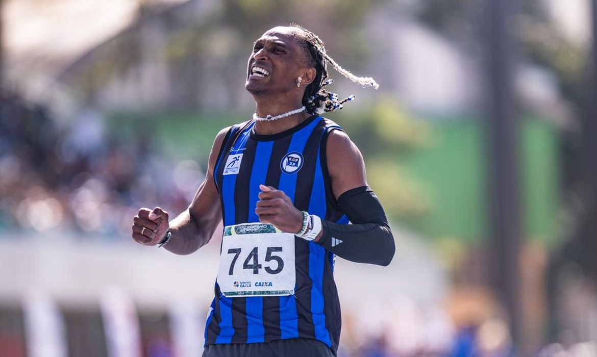 Alison dos Santos reafirma liderança com melhor marca mundial de 2026 nos 400m barreiras.