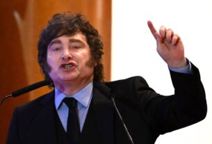 Argentina: Milei modifica lei de migração para expulsar estrangeiros por 'ódio' ao país