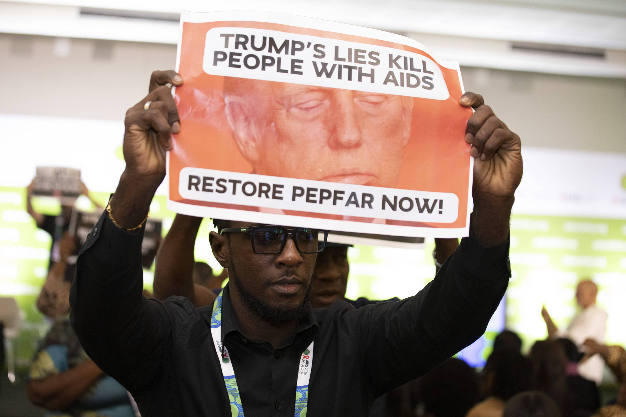 Ativistas protestam contra política dos EUA e pedem PEPFAR em conferência de Aids no Rio