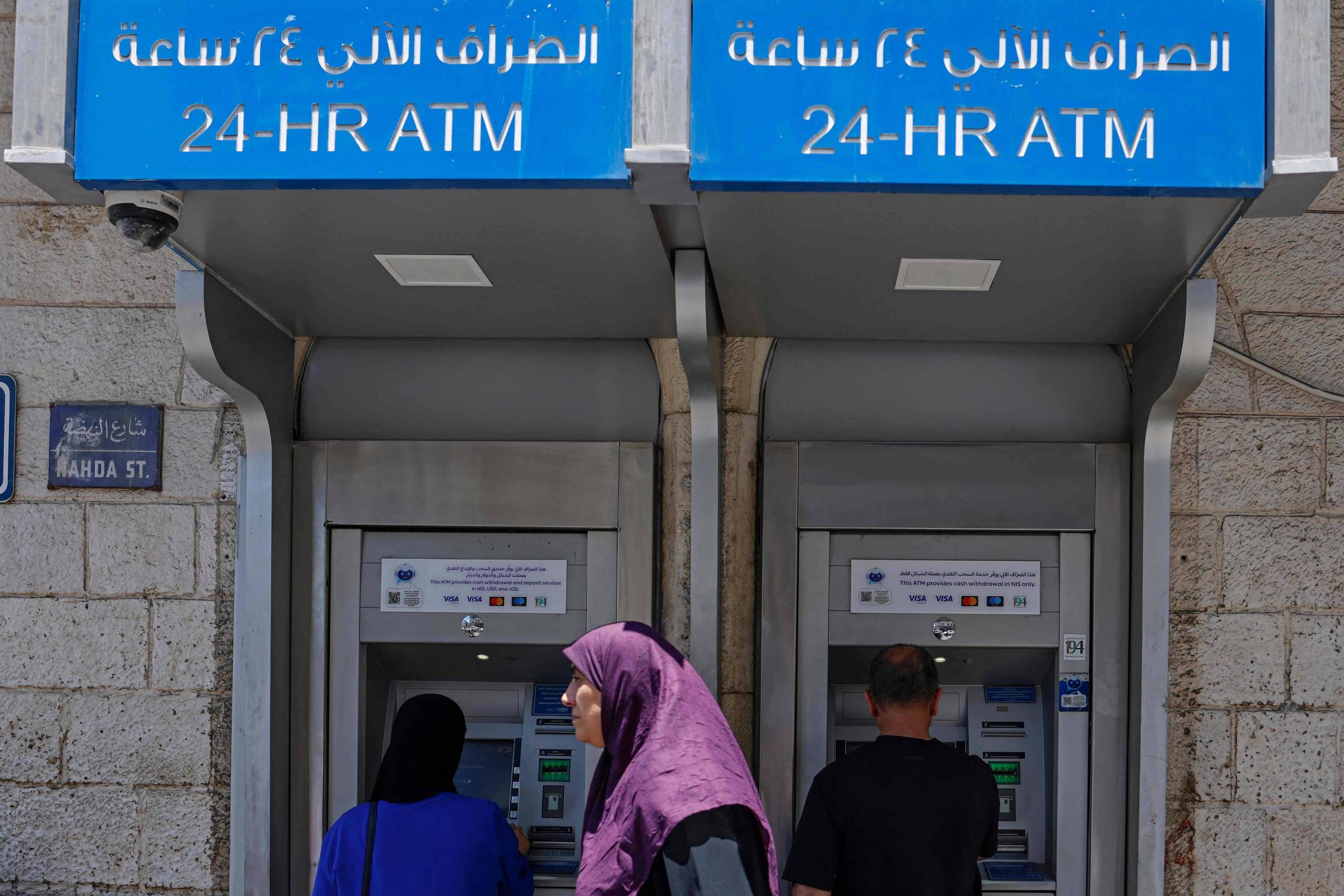 Bancos israelenses ameaçam cortar elos financeiros e isolar a economia palestina na Cisjordânia