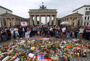 Berlim em luto debate extremismo e segurança após ataque durante parada Lgbtqia+