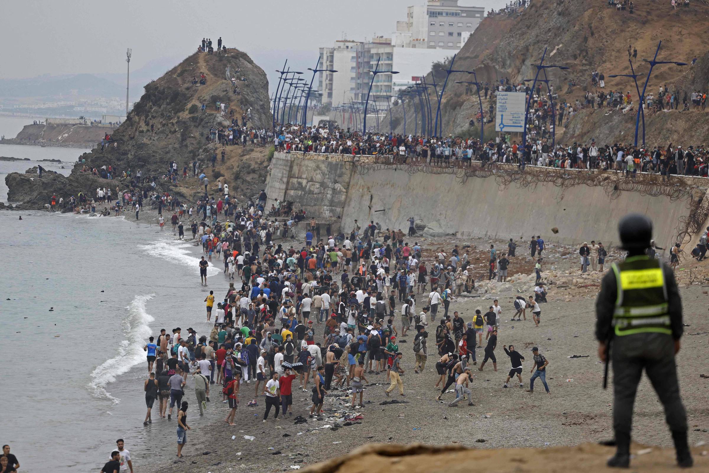 Crise migratória em Ceuta: Espanha reforça fronteira após entrada massiva de marroquinos
