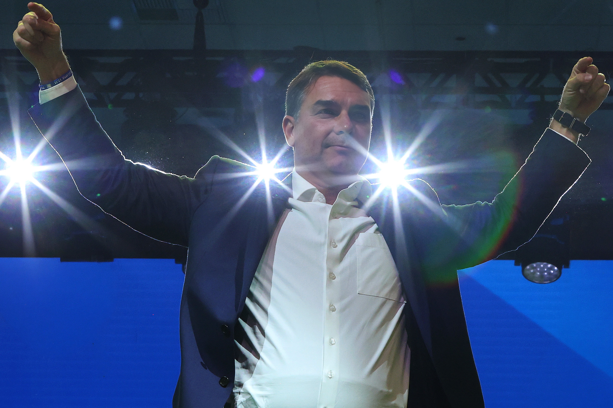 Defesa de Flávio Bolsonaro contesta calúnia contra Lula em inquérito da Polícia Federal