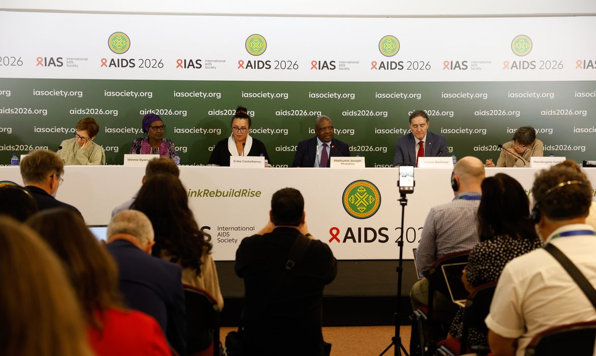 Fim da Aids ao alcance? Infecções e mortes caem, mas falta de recursos freia progresso