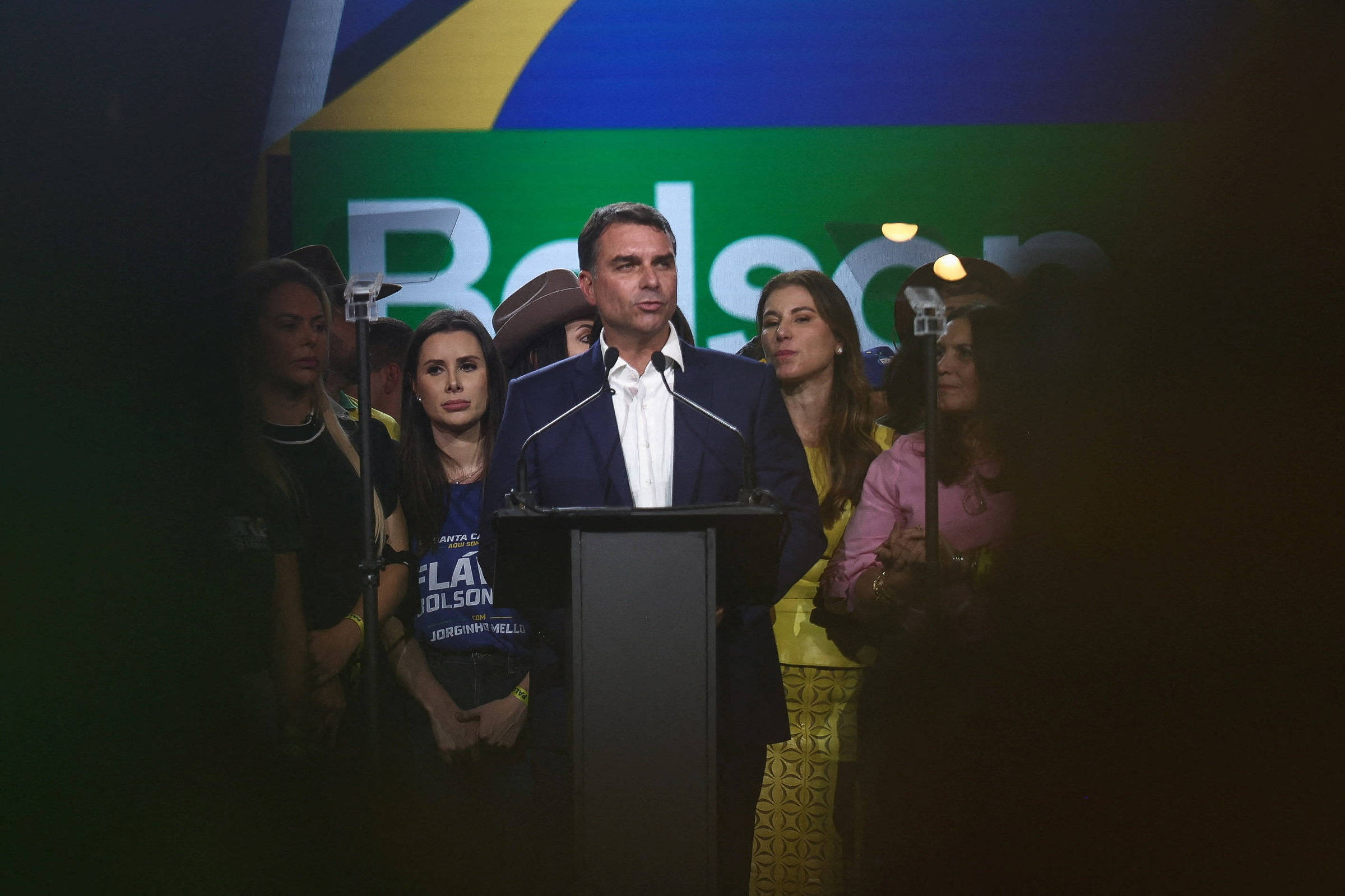 Flávio Bolsonaro articula conselho de campanha para rebater isolamento