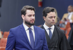Flávio e Carlos Bolsonaro solicitam autorização do STF para visitar Filipe Martins