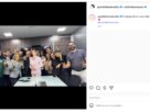 Órgão partidário divulgou foto com versão em papelão da ex-primeira-dama após crise levar a renúncia.