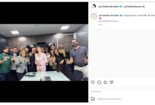 Órgão partidário divulgou foto com versão em papelão da ex-primeira-dama após crise levar a renúncia.