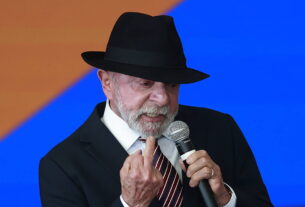 Presidente Lula mostra o dedo do meio durante cerimônia no Palácio do Planalto no início de julho. - Cristiano Mariz/Agência O Globo -03.jul.2026