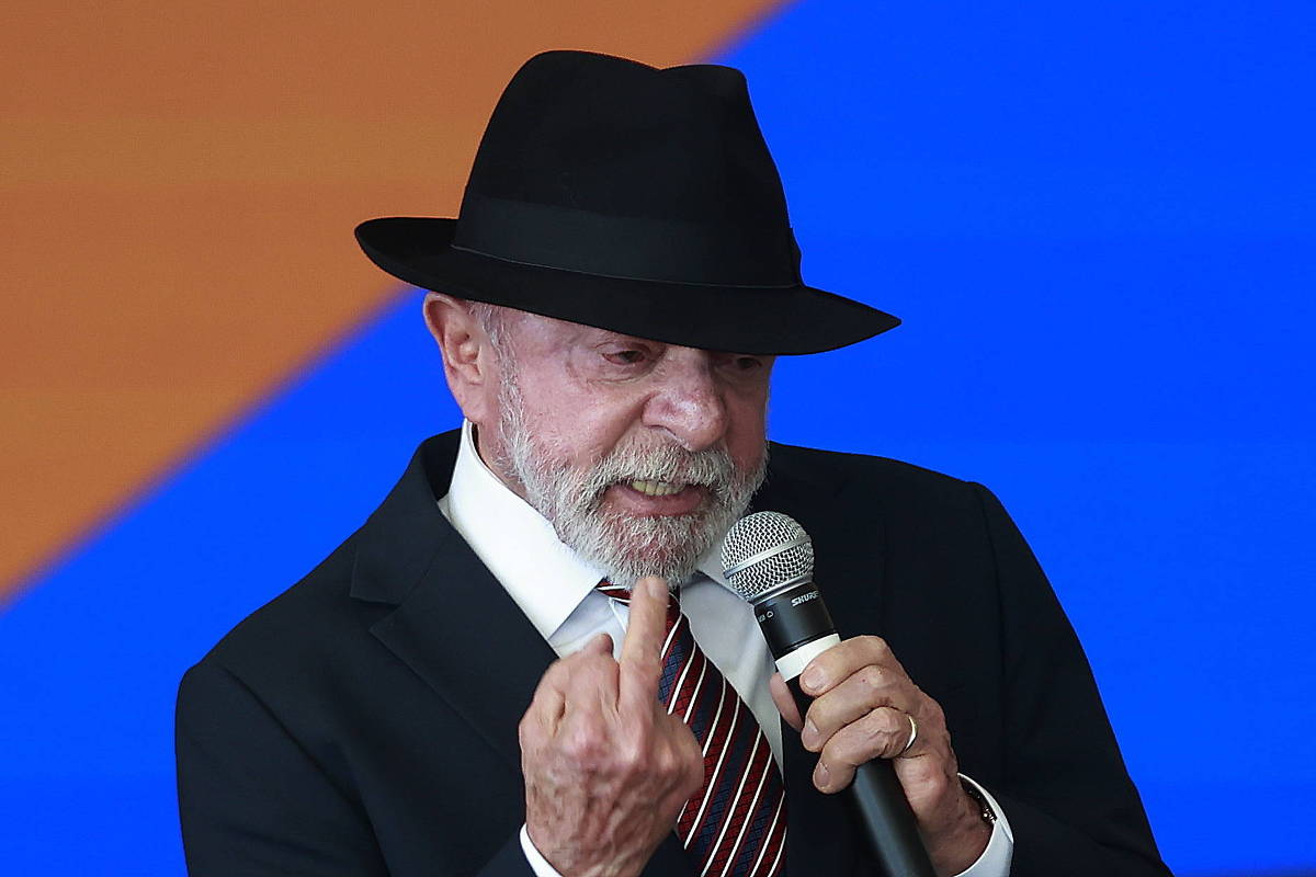 Presidente Lula mostra o dedo do meio durante cerimônia no Palácio do Planalto no início de julho. - Cristiano Mariz/Agência O Globo -03.jul.2026