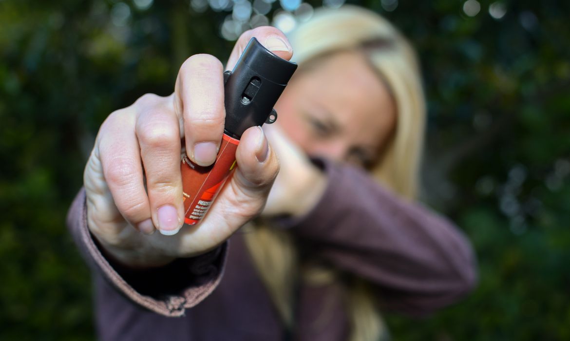 Defesa pessoal feminina: spray de pimenta é medida paliativa, alerta promotora