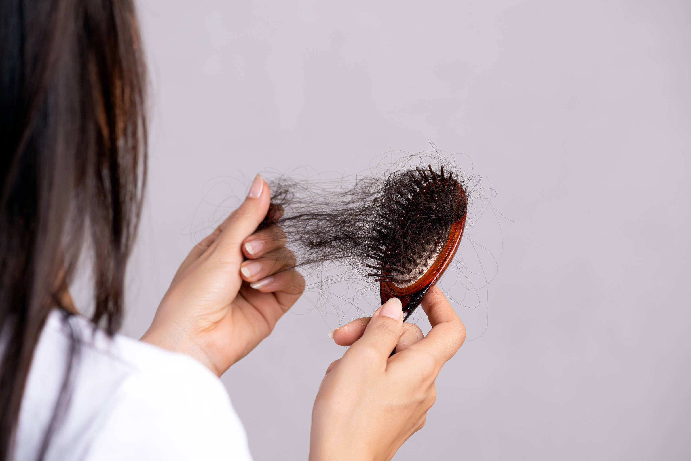 Queda de cabelo no inverno - entenda a ligação com infecções respiratórias como gripe e Covid-19