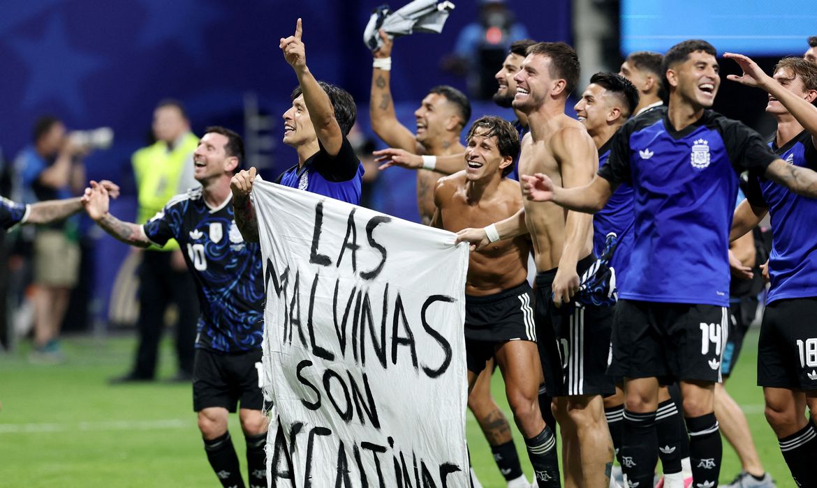 Gesto de jogadores argentinos reaviva a discussão sobre o domínio das Malvinas