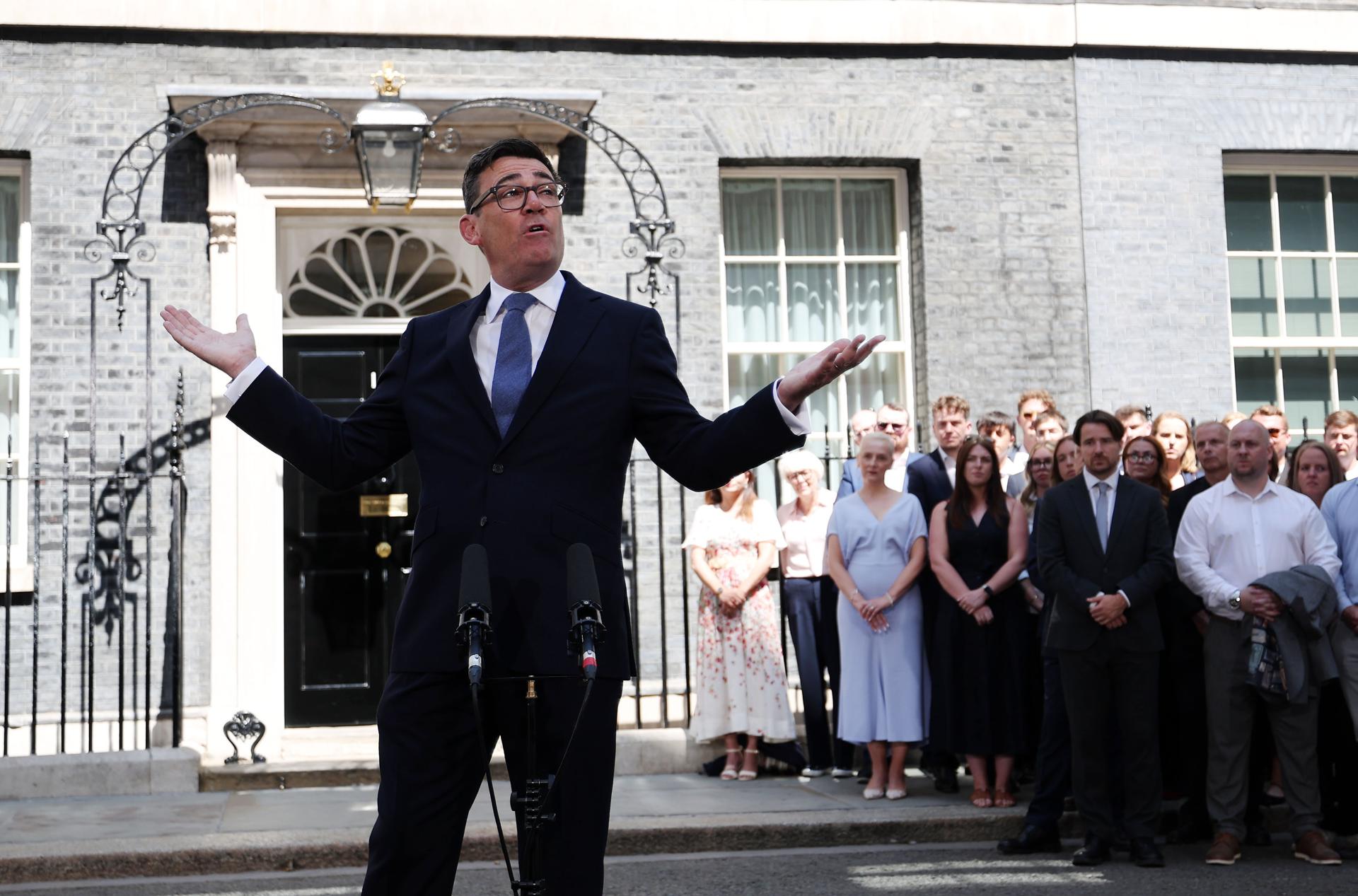 Andy Burnham é empossado premiê do Reino Unido em audiência com Charles III