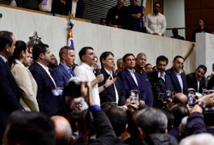 Tarcísio de Freitas critica governo federal e consolida apoio a Flávio Bolsonaro em SP